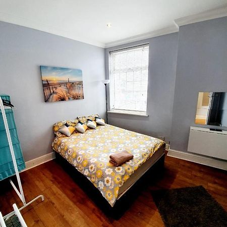 3 Bedroom Apartment Next To Westcliff-On-Sea Station Southend-on-Sea Kültér fotó