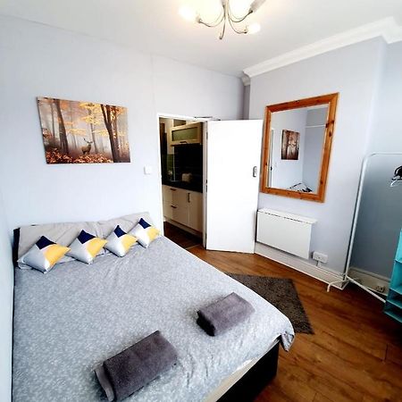 3 Bedroom Apartment Next To Westcliff-On-Sea Station Southend-on-Sea Kültér fotó