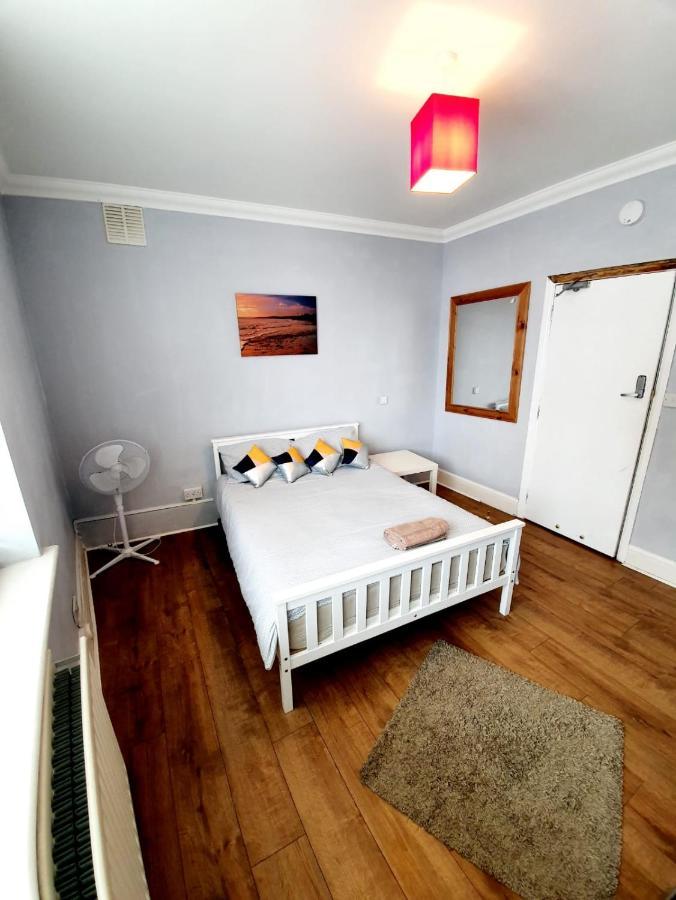 3 Bedroom Apartment Next To Westcliff-On-Sea Station Southend-on-Sea Kültér fotó