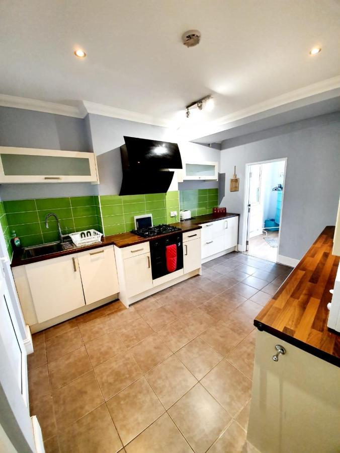 3 Bedroom Apartment Next To Westcliff-On-Sea Station Southend-on-Sea Kültér fotó