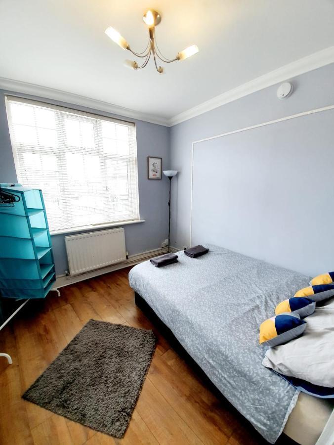 3 Bedroom Apartment Next To Westcliff-On-Sea Station Southend-on-Sea Kültér fotó