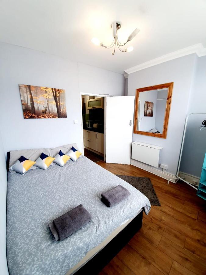 3 Bedroom Apartment Next To Westcliff-On-Sea Station Southend-on-Sea Kültér fotó